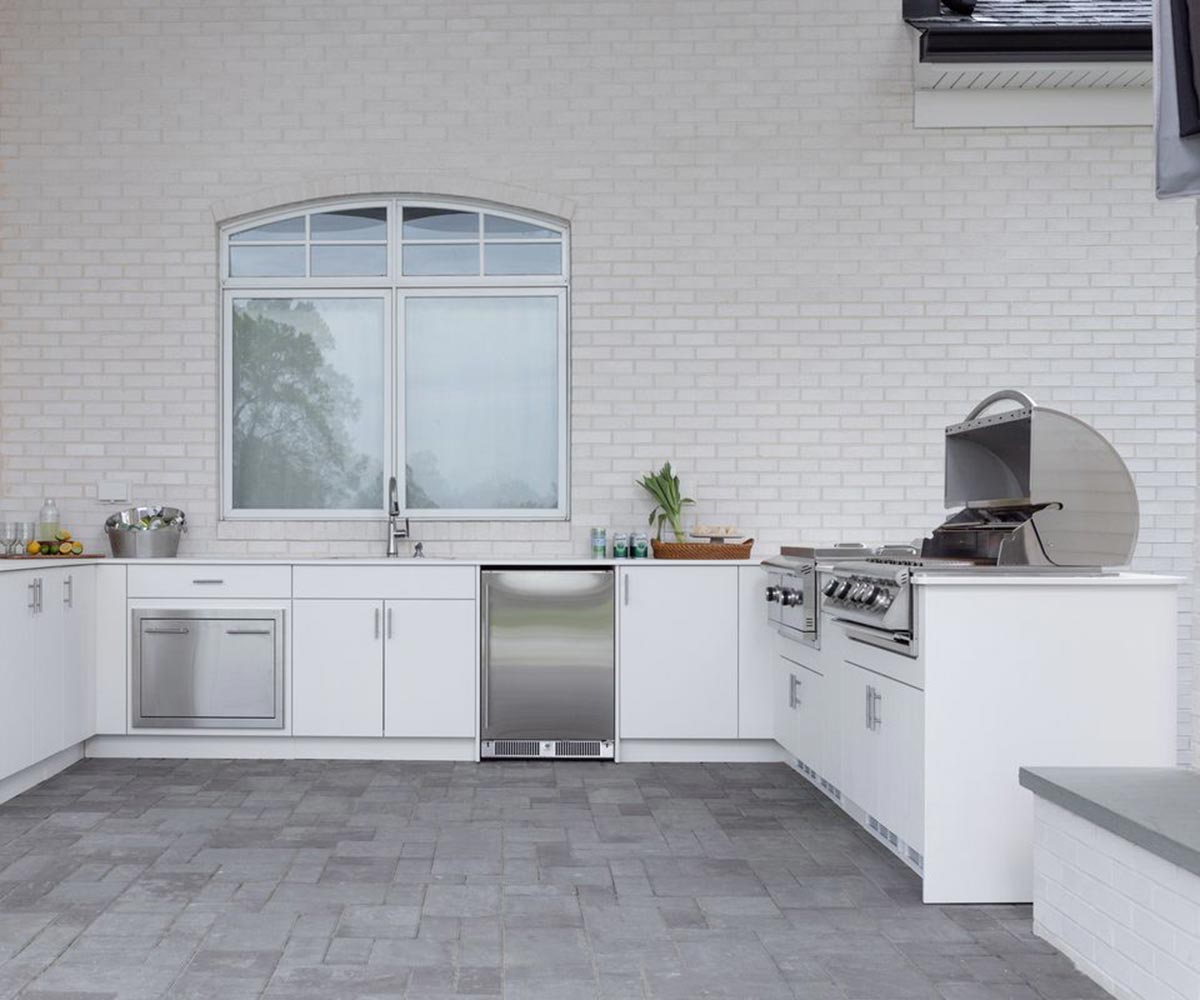Bar + Buffet Outdoor Kitchen Setting